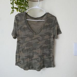 american eagle camo v-neck top small